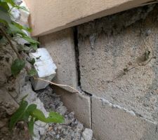Un des 4 coins &agrave; installer poteau porteur est en pente, un &eacute;cart au niveau du parpaing