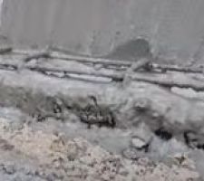 B&eacute;ton de mauvaise qualit&eacute;, coulage &agrave; moiti&eacute; de l'armature de chainage horizontale, une couche de ragr&eacute;age ajout&eacute;e une semaine apr&egrave;s ( &agrave; quoi cela sert?)
