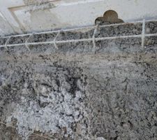 Premi&egrave;re couche de b&eacute;ton qui couvre  la moiti&eacute; de l'armature du chainage droit.