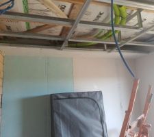 Structure faux plafond Chbr 1 avec retomb&eacute;e centrale
