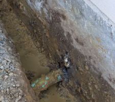 Sortie pour &eacute;viter la stagnation d'eau dans le vide sanitaire (bien s&ucirc;r a proscrire pour ne pas avoir de mouvement d'eau sur les semelles).
3 tentative de per&ccedil;age des agglos, aucun ciment pour &eacute;tanch&eacute;ifier. du travail de champion