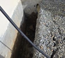 Entr&eacute;e du Fourreau de gaz dans le vide sanitaire, aucun jointoiement, fourreau visuellement &eacute;cras&eacute;.