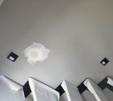 L'&eacute;lectricien saccage mon mur pour poser les lumi&egrave;res de balisage