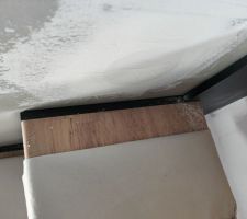 L'&eacute;lectricien saccage mon mur pour poser les lumi&egrave;res de balisage