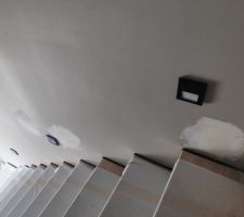 L'&eacute;lectricien saccage mon mur pour poser les lumi&egrave;res de balisage