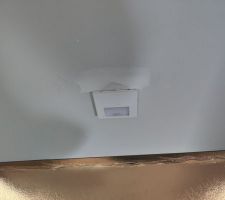 L'&eacute;lectricien saccage mon mur pour poser les lumi&egrave;res de balisage