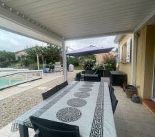 Vue d?ensemble de la terrasse avec la pergola