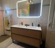 Nouvelle salle de bain termin&eacute;e avec meuble en 120 et miroir xxl