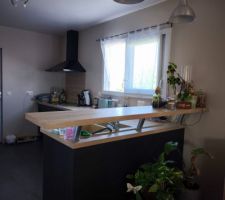 Rafraichissement de la cuisine, on passe du violet au beige