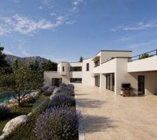 Terrasse d?une maison contemporaine &agrave; N&icirc;mes bord&eacute;e de lavandes, oliviers et murs en pierre