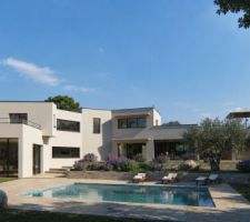 Maison contemporaine &agrave; N&icirc;mes avec piscine, jardin m&eacute;diterran&eacute;en et terrasses en pierre