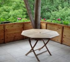 Printemps 2026, J'ai d&eacute;sormais une mobilit&eacute; r&eacute;duite &agrave; cause d'une maladie. Le chantier avance beaucoup moins vite mais nous tenons bon. Nous avons termin&eacute; la terrasse Nord Ouest avec ses bacs &agrave; l&eacute;gume qui servent de garde corps
