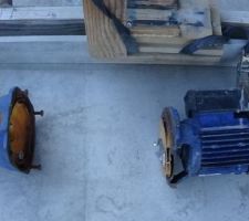 Moteur de surpresseur dont le corps de pompe est d&eacute;mont&eacute;.