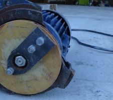 Excentrique en m&eacute;tal boulonn&eacute; sur le rotor du moteur de surpresseur