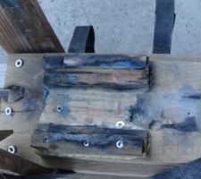 Support en bois pour stabiliser le moteur sur la r&egrave;gle &agrave; l'aide de deux sangles.