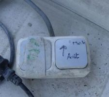 Interrupteur scotch&eacute; sur le manche gauche pour contr&ocirc;ler le d&eacute;marrage du moteur.