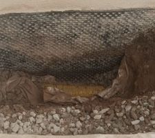 En vue du pavage de l'entr&eacute;e, piquage sur le drain pour &eacute;vacuer l'eau de pluie par siphon de sol et caniveaux