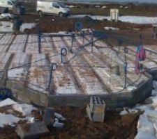 C&acirc;bles &eacute;lectriques dans le vide sanitaire avant coulage de la dalle