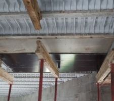 D&eacute;coffrage de la dalle : le dessous de la douche de l'&eacute;tage, qui est en b&eacute;ton plein.