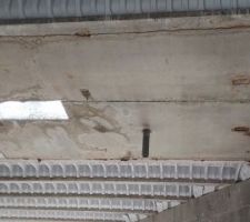 D&eacute;coffrage de la dalle : le dessous de la douche de l'&eacute;tage, qui est en b&eacute;ton plein.