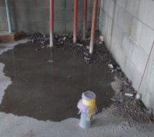 Infiltration d'eau au niveau du cellier. Par les murs ? Par la dalle ? Aucune id&eacute;e.
J'ai nettoy&eacute; pour que &ccedil;a s&egrave;che mieux, et on verra si &ccedil;a revient.