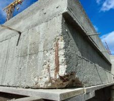D&eacute;coffrage des poutres ext&eacute;rieures : au bord de ce soin, lors du coulage des retomb&eacute;es de poutres, on n'a pas assez vibr&eacute;. Donc le b&eacute;ton n'a pas r&eacute;ussi &agrave; aller au fond du coffrage, il faut refaire ce coin.