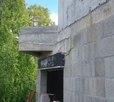 D&eacute;coffrage des poutres ext&eacute;rieures : On peut voir le mille-feuille de b&eacute;ton des 3 coulages successifs sur les poutres soutenant le d&eacute;bord de l'&eacute;tage. Lors du coulage de l'acrot&egrave;re, il y a &eacute;galement eu un peu des fuites au niveau du bas du coffrage vers le coffre de volet-roulant. Pas grave mais il va falloir nettoyer au burin pour retrouver un semblant de plan&eacute;it&eacute; avant l'isolation par l'ext&eacute;rieur.