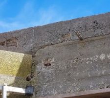 D&eacute;coffrage des poutres ext&eacute;rieures : ici &eacute;galement il y a eu de grosses bulles au bord des ferrailles qui &eacute;taient trop proches du bord.