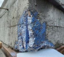 D&eacute;coffrage des poutres ext&eacute;rieures : r&eacute;paration du coin avec application d'un latex pour &eacute;viter la corrosion des aciers, et assurer une meilleure accroche du mortier de r&eacute;paration.