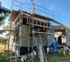 Coffrage des acrot&egrave;res et mise en place d'un &eacute;chafaudage par l'ext&eacute;rieur : il ne sera pas possible de couler depuis l'int&eacute;rieur cette fois.