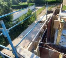 Coffrage des acrot&egrave;res et mise en place d'un &eacute;chafaudage par l'ext&eacute;rieur : il ne sera pas possible de couler depuis l'int&eacute;rieur cette fois.