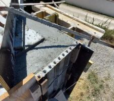 La mini acrot&egrave;re coul&eacute;e. Le coffrage int&eacute;rieur a &eacute;t&eacute; fait avec des chutes de polystyr&egrave;ne extrud&eacute;, qui feront &eacute;galement l'isolation thermique de ce coin.