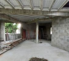La future cuisine au fond, et en avant-plan ce sera l'espace salle &agrave; manger, avec sur la gauche la porte-fen&ecirc;tre qui donnera sur la terrasse !