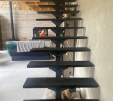 Escalier droit m&eacute;tal et bois