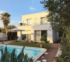 Contour de piscine enfin fix&eacute; et finalis&eacute;. Une piscine avec des angles arrondis c?est bien, mais n&eacute;cessite des coupes de carrelage sur mesure, on n?y avait pas pens&eacute; ! 
Reste encore du boulot aux alentours ! Dont une mosa&iuml;que aussi sur la ligne d?eau pour &laquo;&nbsp;faire moins&nbsp;&raquo; coque ?