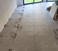 Le carrelage de la pi&egrave;ce de vie avance