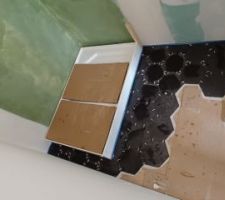 Pose du sol de la salle d'eau : parquet et carrelage hexagonal