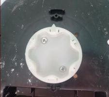 Accessoire pour volet roulant coffrage Eveno.
Mes 2 volets baies vitr&eacute;es ce sont d&eacute;croch&eacute;s mais j' ai r&eacute;ussi &agrave; r&eacute;parer.