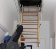Ouverture de la trappe et d&eacute;ploiement de l'escalier