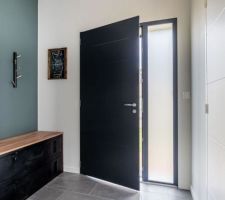 Notre porte d'entr&eacute;e, avec vitre latt&eacute;rale fixe.
Conception ACIER 48 avec ouvrant de 48 mm, isolant thermique et joints assurant l'&eacute;tanch&eacute;it&eacute; &agrave; l'air et &agrave; l'eau.
Dormant isolant &agrave; rupture de pont thermique, seuil conforme PMR.
L'ensemble offre une bonne isolation thermique et acoustique.

https://www.belm.fr/produits/equation
#belm
