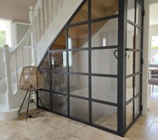 Verriere sous escalier