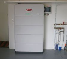 La batterie se compose de 4 modules de 3,15 kWh surmont&eacute;s du module de gestion. Le t&eacute;moin vert indique le niveau de charge.