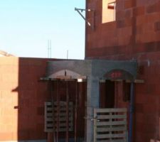 D&eacute;coffrage partiel des arcs du porche d'entr&eacute;e.