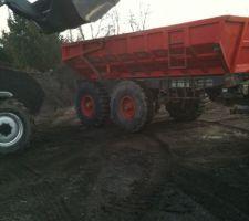 Chargement dans la remorque du rabotage d'autoroute
