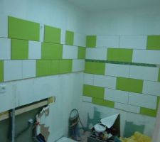 Faïence toute fraiche avec renforts dans les rails de placo pour accueillir un meuble 2 vasques.