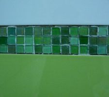 Pâte de verre murano de chez Sicis (apple et kiwi mélangés). Les joints sont encore à faire (joints epoxy comme la colle) :)