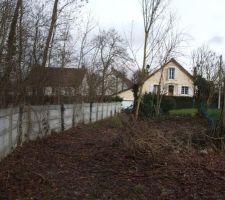 Vue de l'all&eacute;e avec renfoncement, place de parking ?