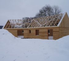 La charpente prend forme.