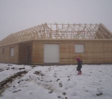 Toutes les fenetres sont installées ainsi que la porte d'entrée.