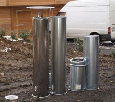 Voila le conduit de cheminée et sa sortie(a gauche avec le chapeau).Le design est trop bien!